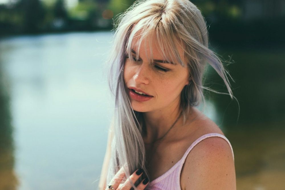 Une étude révèle qu’avoir des cheveux gris pourrait être réversible | So Busy Girls
