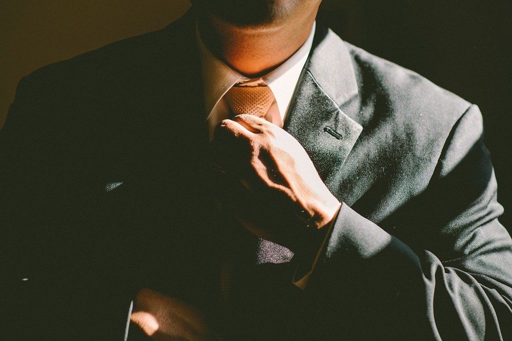 Les 5 indispensables d'une garde-robe masculine élégante | So Busy Girls