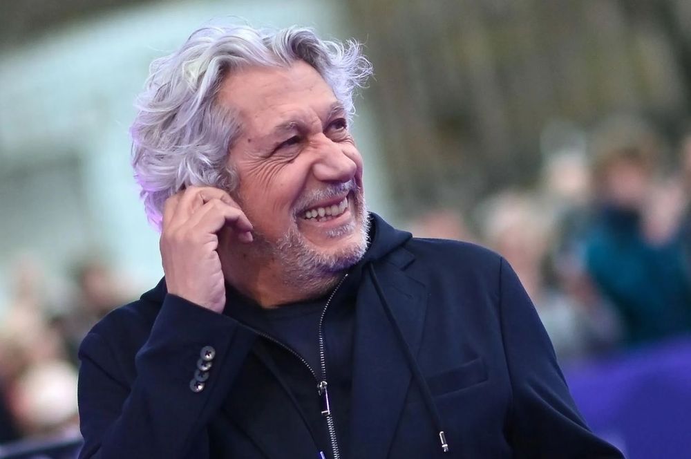 « C’est l’amour fou » : Alain Chabat devient grand-père pour la deuxième fois grâce à sa fille Louise, et la tendre annonce fait fondre les internautes | So Busy Girls