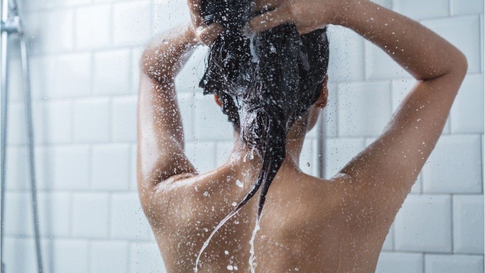 Voilà ce qui arrive à votre corps quand vous prenez une douche froide le soir | So Busy Girls