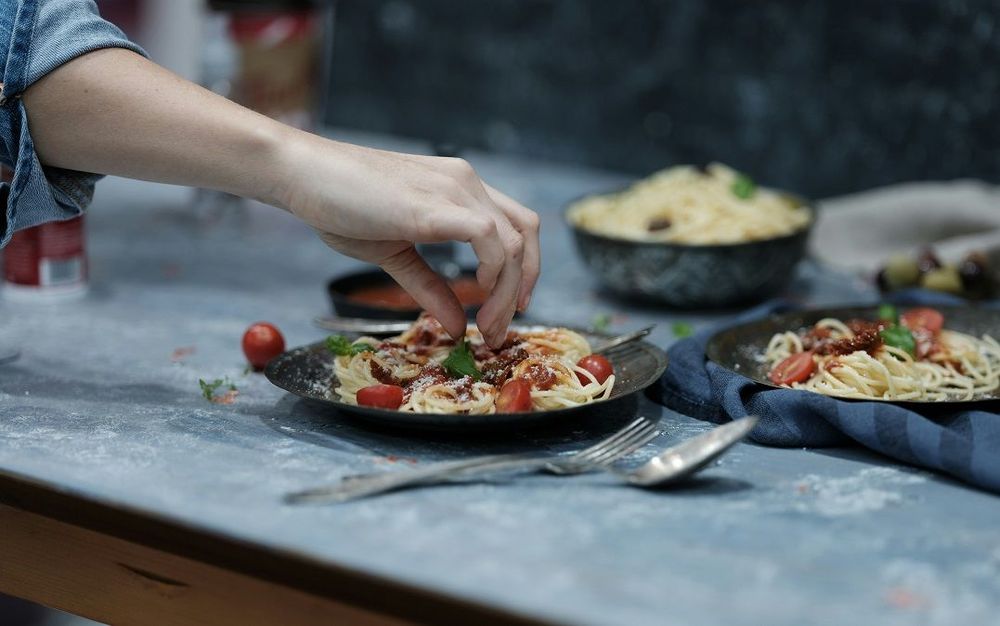 Ces aliments à éviter absolument après 18h si vous voulez garder un ventre plat | So Busy Girls