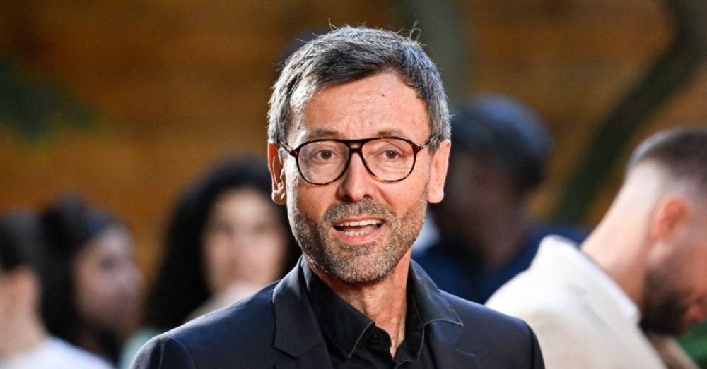 Michel Drucker n’en revient pas : Olivier Ménard raconte l’incroyable soirée où tout le monde l’a pris pour Xavier Dupont de Ligonnès | So Busy Girls