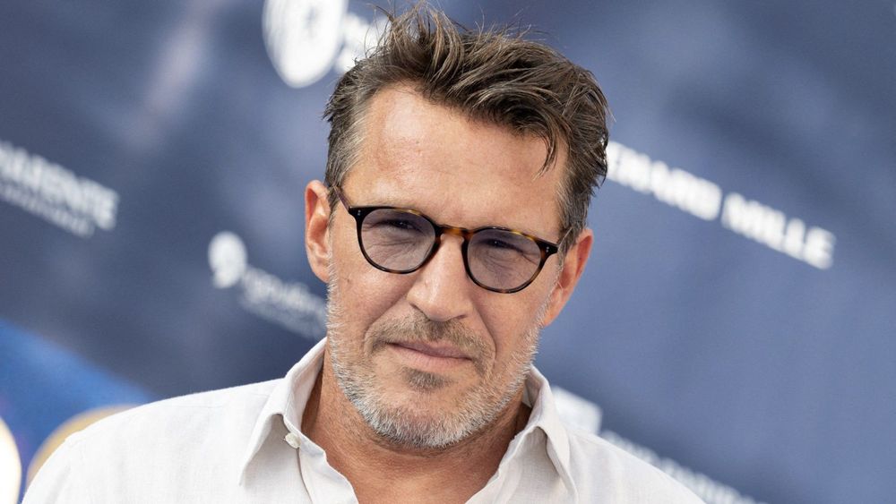 “On me trouve ringard ?” : Benjamin Castaldi réagit aux moqueries sur ses pubs minceur et règle ses comptes | So Busy Girls