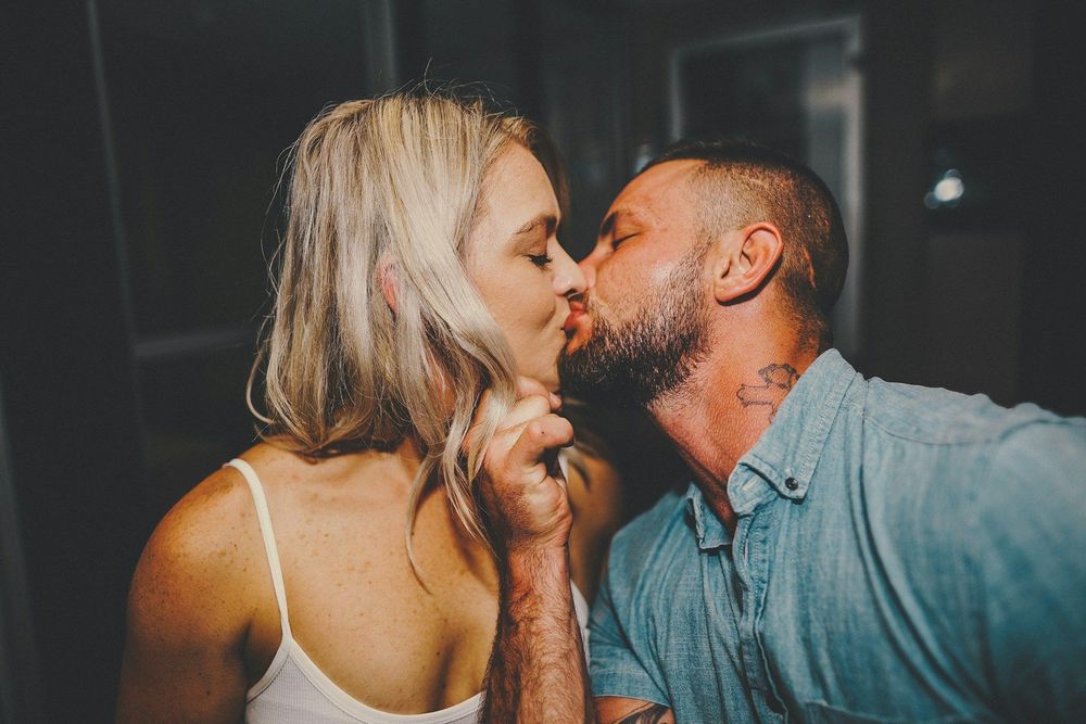 L'art du flirt impossible : pourquoi certains s'intéressent-ils aux personnes qui sont déjà en couple ? | So Busy Girls