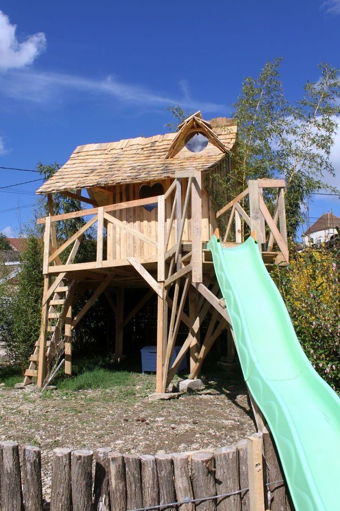 Et pour descendre de la cabane : on passe par le toboggan ! | So Busy Girls
