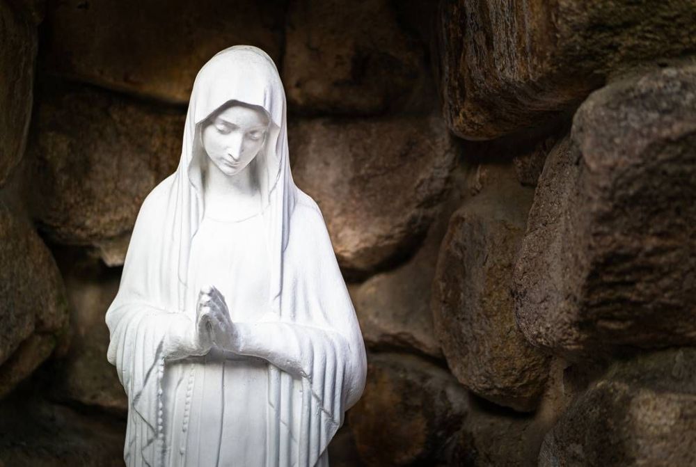 Statues de la Vierge Marie et symbolique | So Busy Girls