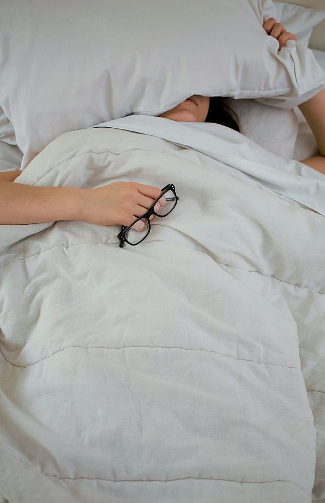 Voilà pourquoi certains parlent en dormant et comment l'éviter | So Busy Girls