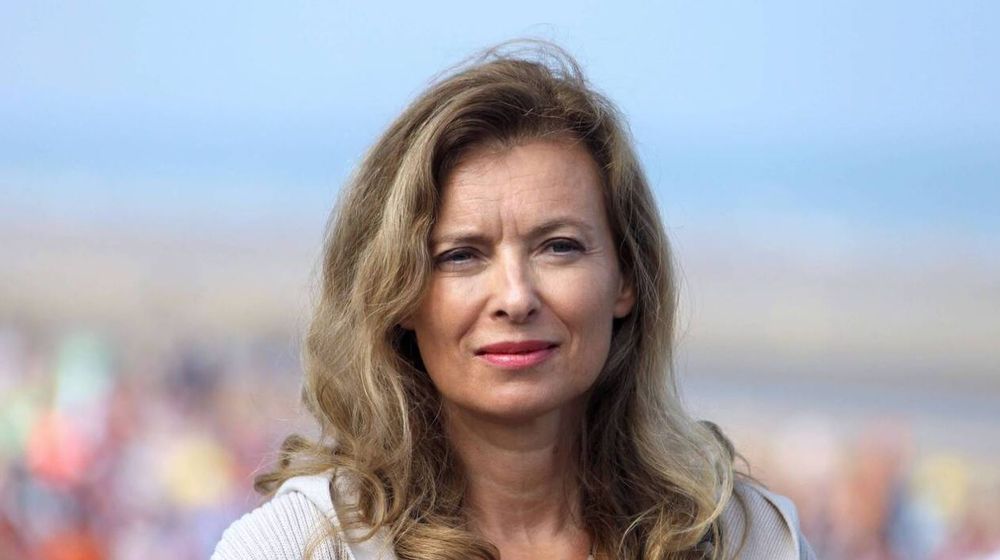« Il n’a pas dit qu’il serait candidat » : Valérie Trierweiler sème le doute autour de François Hollande | So Busy Girls