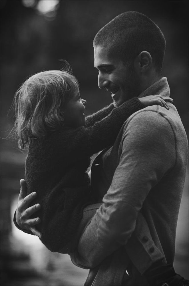 28 photos de papas qui tiennent leur bébé dans leurs bras | So Busy Girls