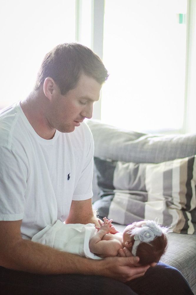 28 photos de papas qui tiennent leur bébé dans leurs bras | So Busy Girls