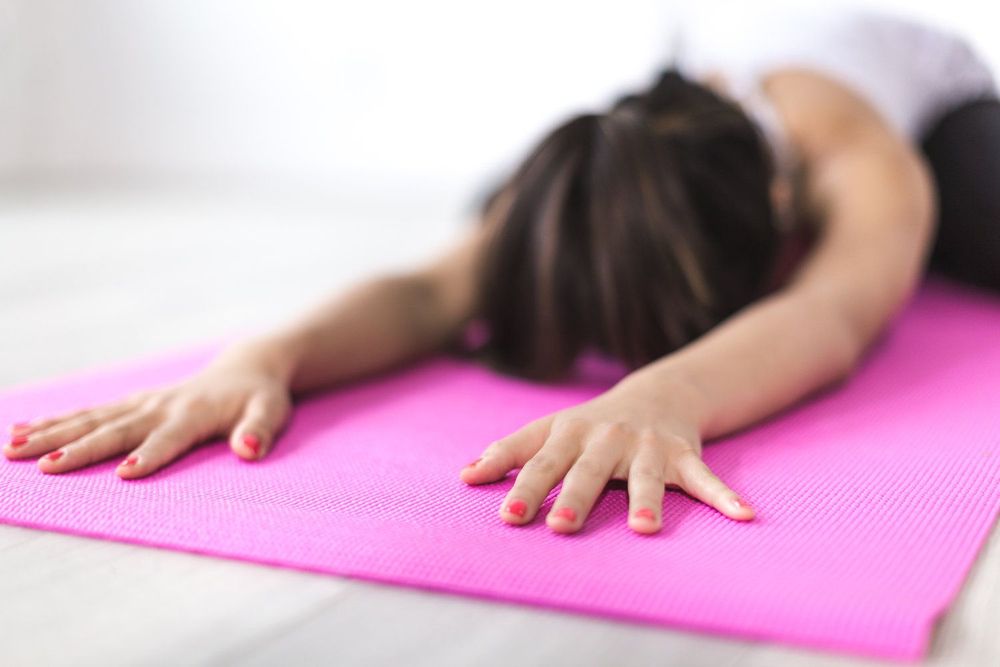 3 postures de yoga faciles à faire et très efficaces pour se détendre en quelques minutes | So Busy Girls