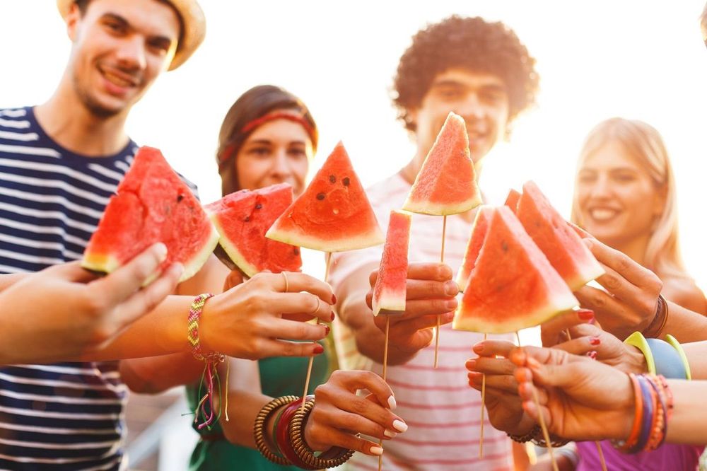 Les 26 fruits et légumes les plus désaltérants à manger quand il fait chaud | So Busy Girls