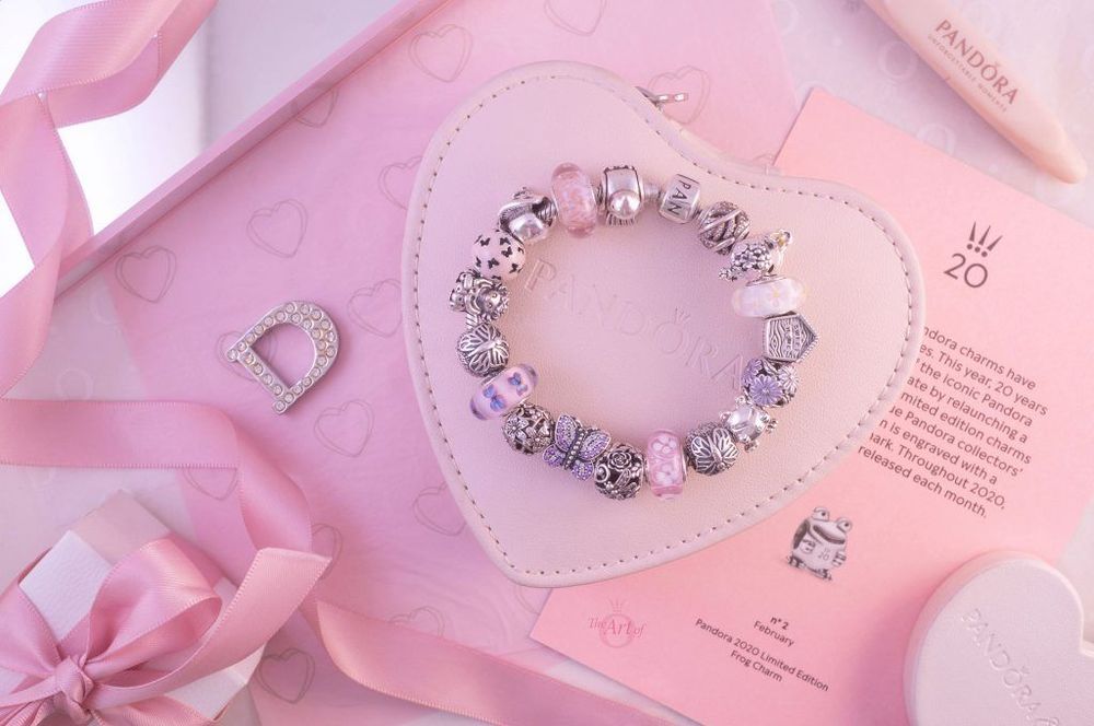 Pour fêter les 20 ans de son célèbre bracelet à charms, Pandora dévoile un nouveau charm coeur en édition limitée | So Busy Girls