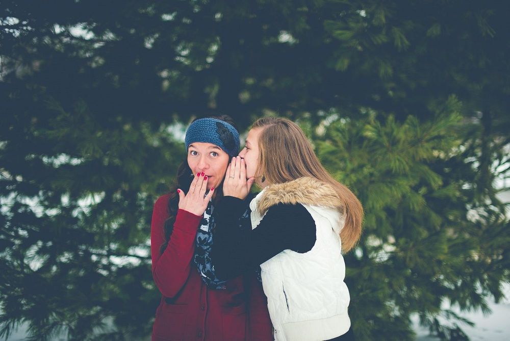 Voici le signe qui aime le plus les ragots | So Busy Girls