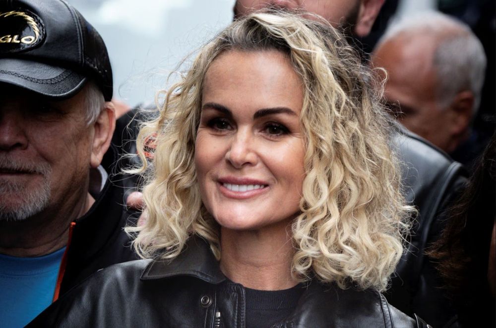 Ce geste en public de Laeticia Hallyday en dit long sur sa relation avec Serge Varsano | So Busy Girls