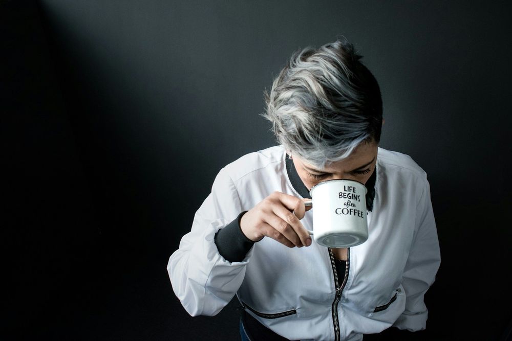 Santé : pourquoi vos cheveux blancs pourraient être une arme naturelle contre une maladie grave | So Busy Girls