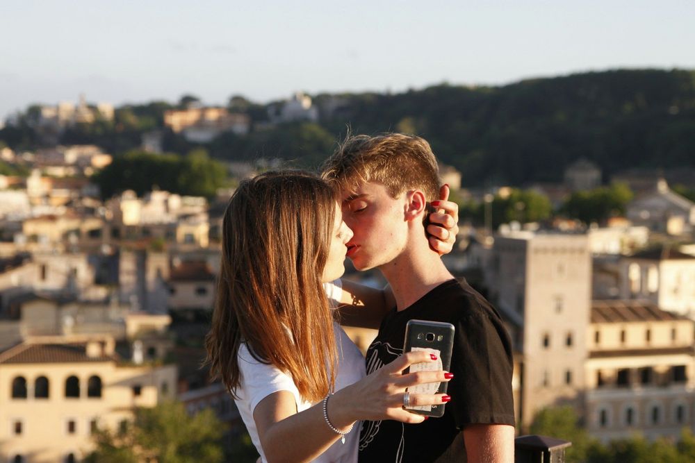 Les couples qui publient ça sur les réseaux sociaux fragilisent leur relation sans le savoir | So Busy Girls