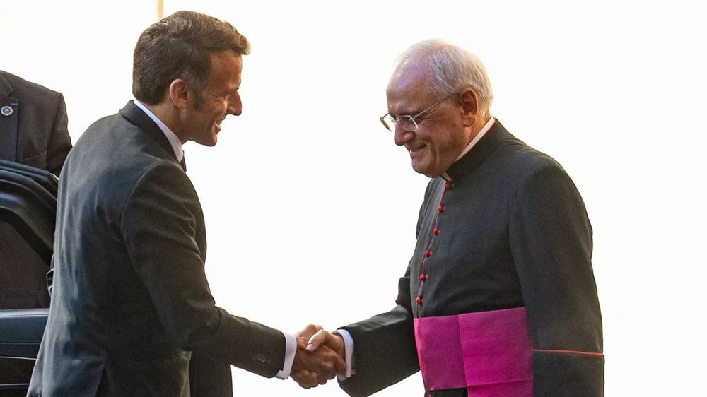 Emmanuel Macron à Rome : ce geste inattendu pour une personne âgée qui a marqué son déplacement | So Busy Girls