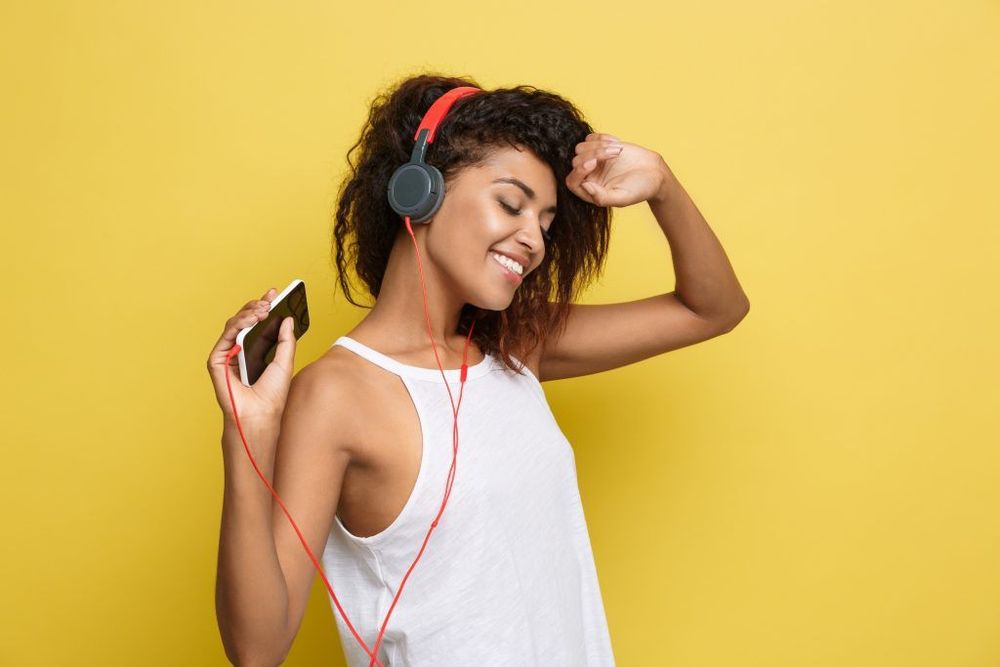 Vous n'aimez pas faire du sport ? Dansez chez vous ou faites du jardinage, ça sera tout aussi efficace | So Busy Girls