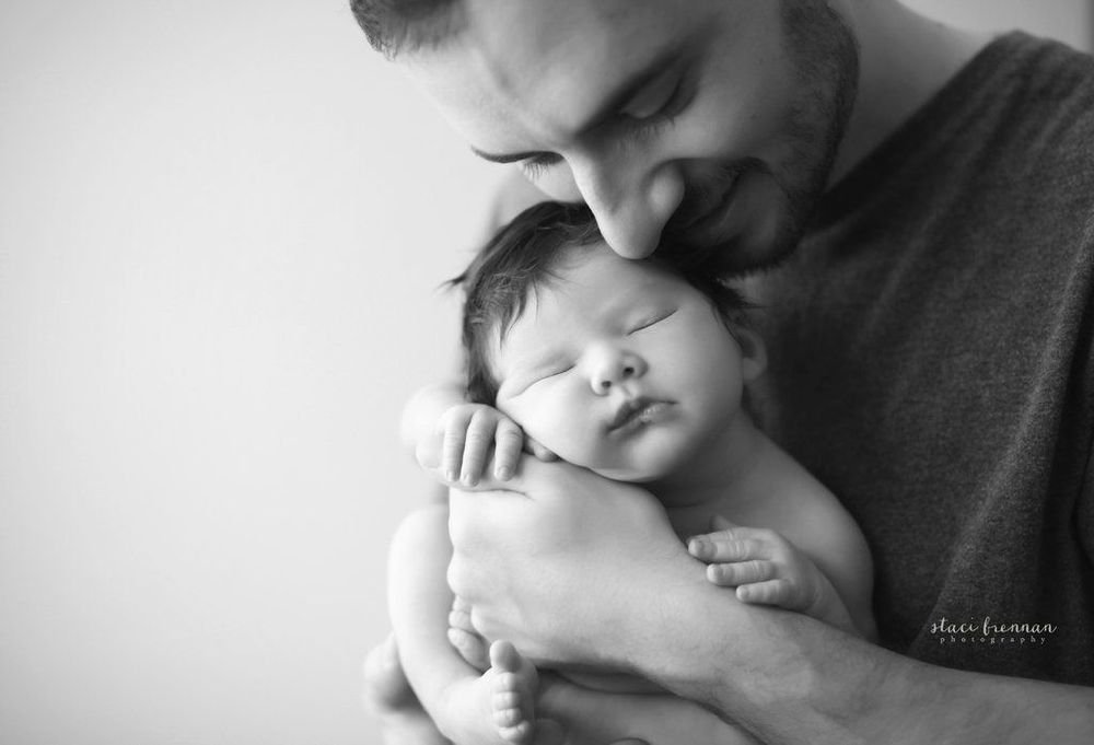 28 photos de papas qui tiennent leur bébé dans leurs bras | So Busy Girls