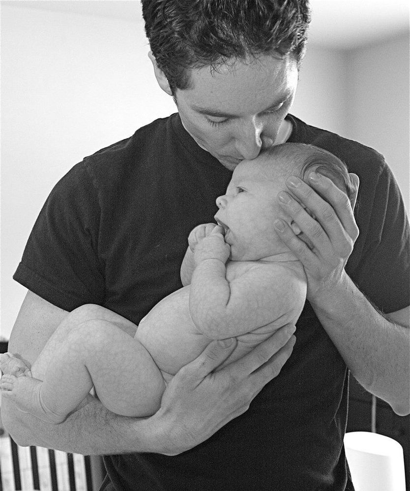 28 photos de papas qui tiennent leur bébé dans leurs bras | So Busy Girls