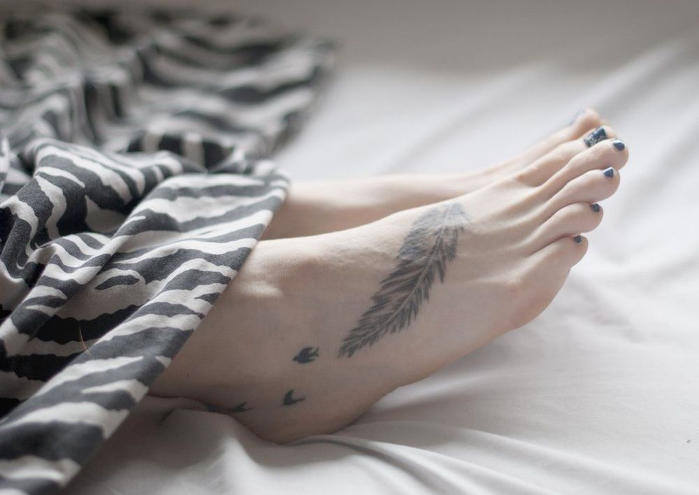 Une plume et des oiseaux sur le pied | So Busy Girls