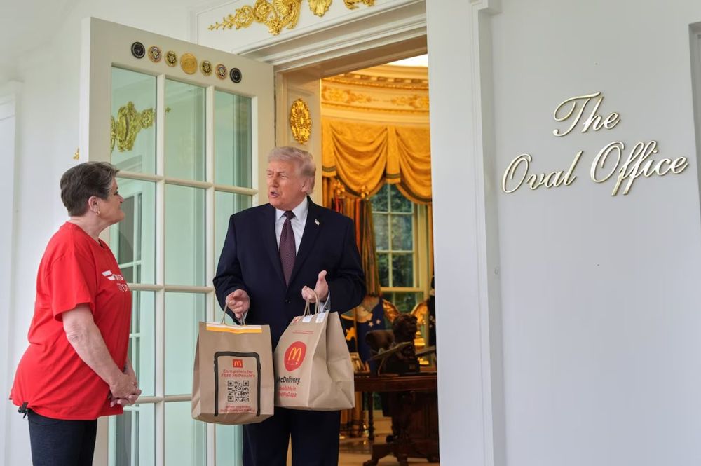 100 dollars de pourboire donnés devant les caméras : ce geste de Donald Trump fait exploser les réactions | So Busy Girls