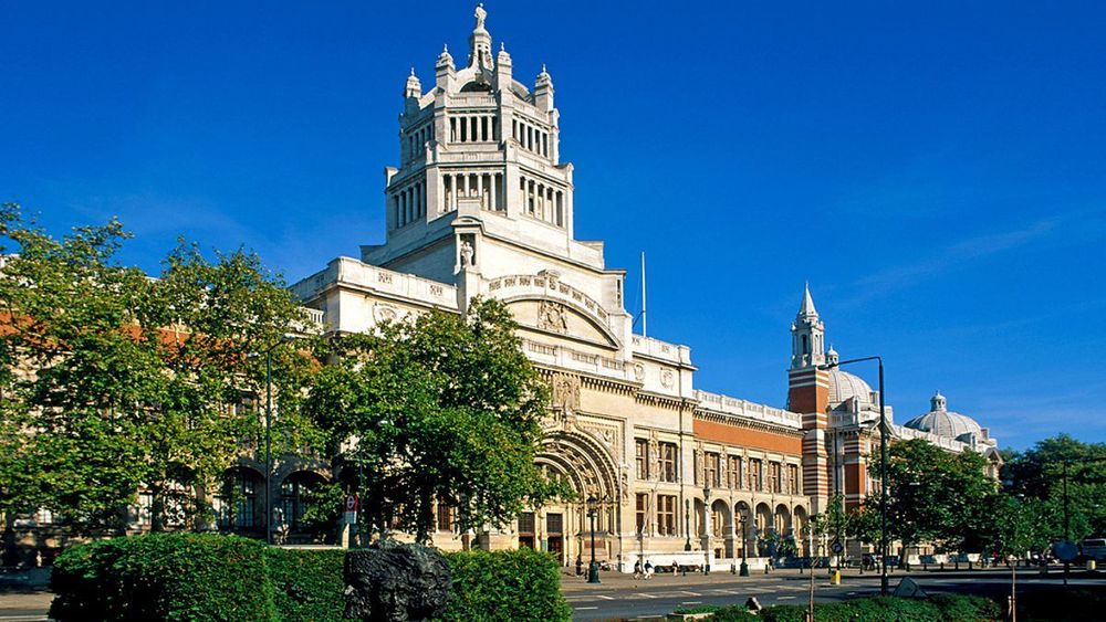380 millions de vues plus tard, la première vidéo YouTube devient une œuvre d’art exposée au Victoria and Albert Museum de Londres | So Busy Girls