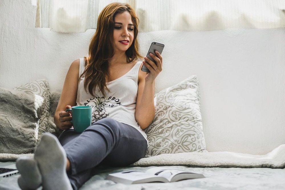 La lumière bleue des écrans nous pousserait à grignoter et nous ferait grossir | So Busy Girls