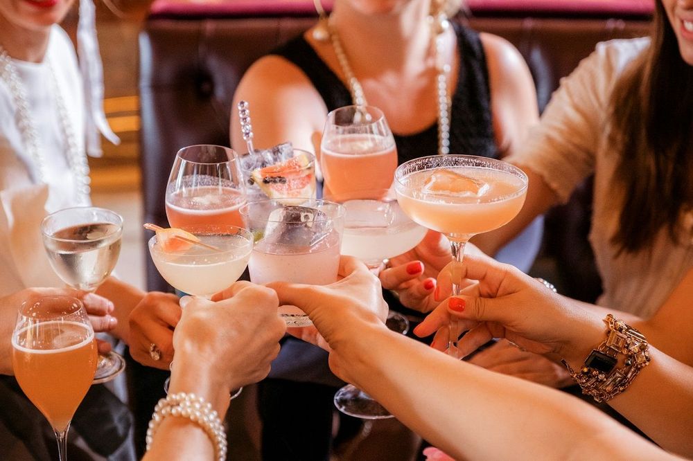 Cette entreprise paye ses employés pour qu'ils prennent l'apéro ! | So Busy Girls