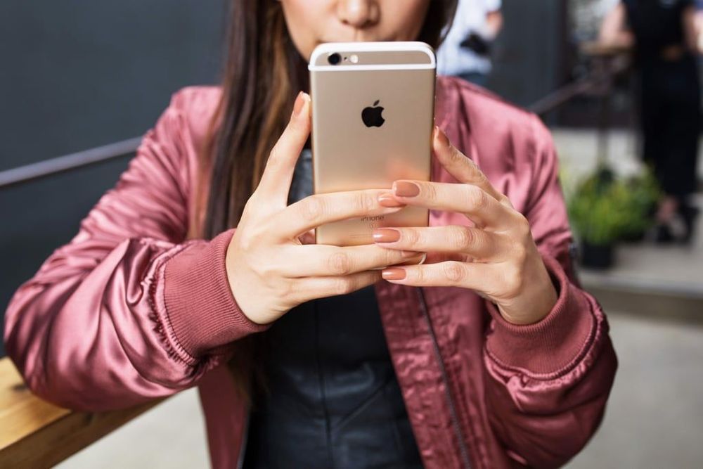 D'après cette étude, ceux qui possèdent un iPhone auraient plus de chances de séduire que les autres | So Busy Girls