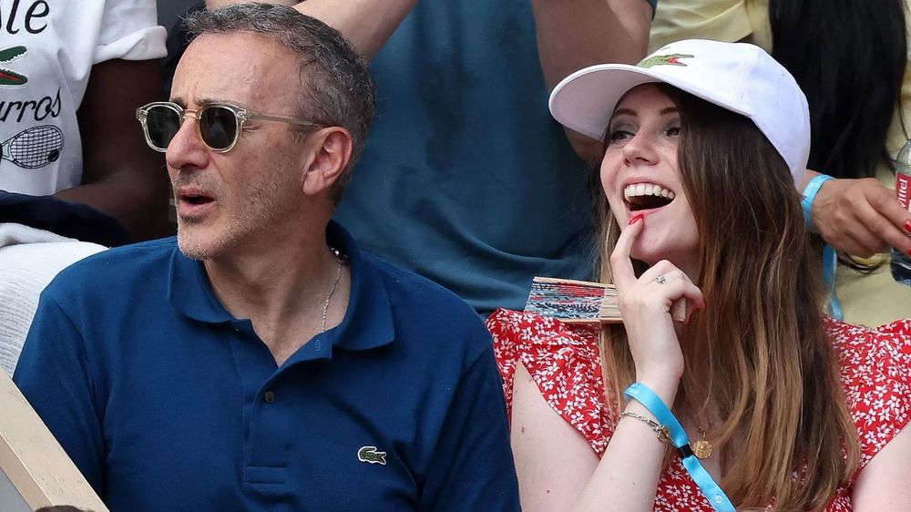 Élie Semoun va être papa à 61 ans : qui est Aude Fraineau, la jeune femme qui partage sa vie ? | So Busy Girls