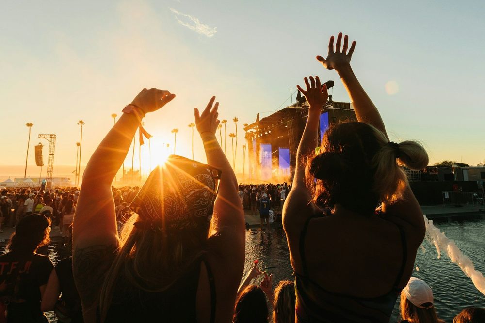 Playlist d’été : les chansons françaises qui donnent envie de chanter en vacances | So Busy Girls