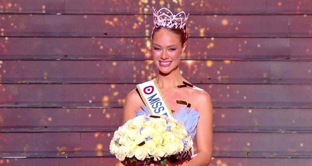 « Je n’ai que 23 ans » : la pression invisible qui a fragilisé Hinaupoko Devèze, Miss France 2026 | So Busy Girls