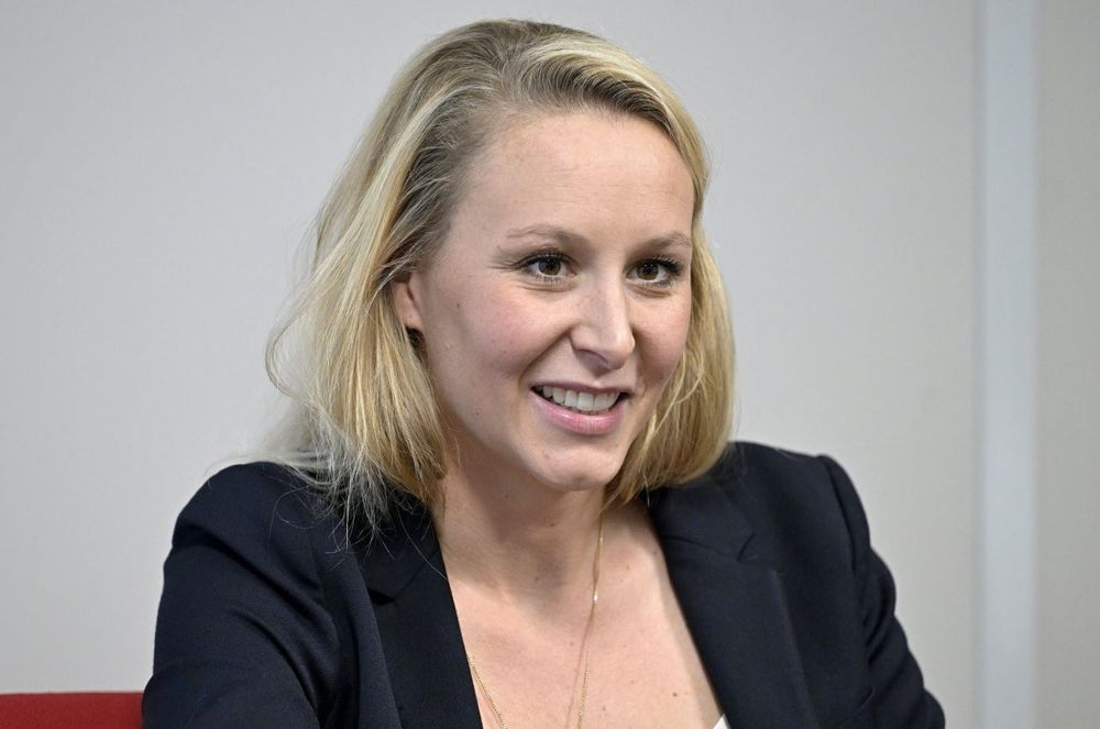“Il semble amoureux” : Marion Maréchal brise le silence sur Jordan Bardella et la princesse Maria Carolina | So Busy Girls