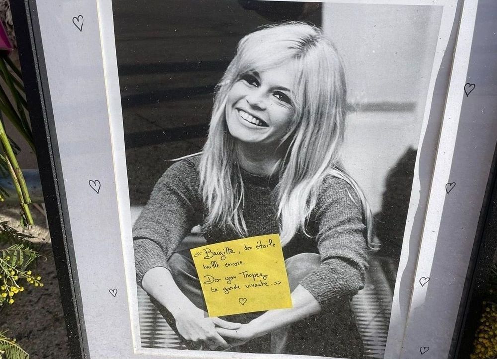 Obsèques de Brigitte Bardot : ce moment précis où Saint-Tropez bascule dans l’émotion | So Busy Girls