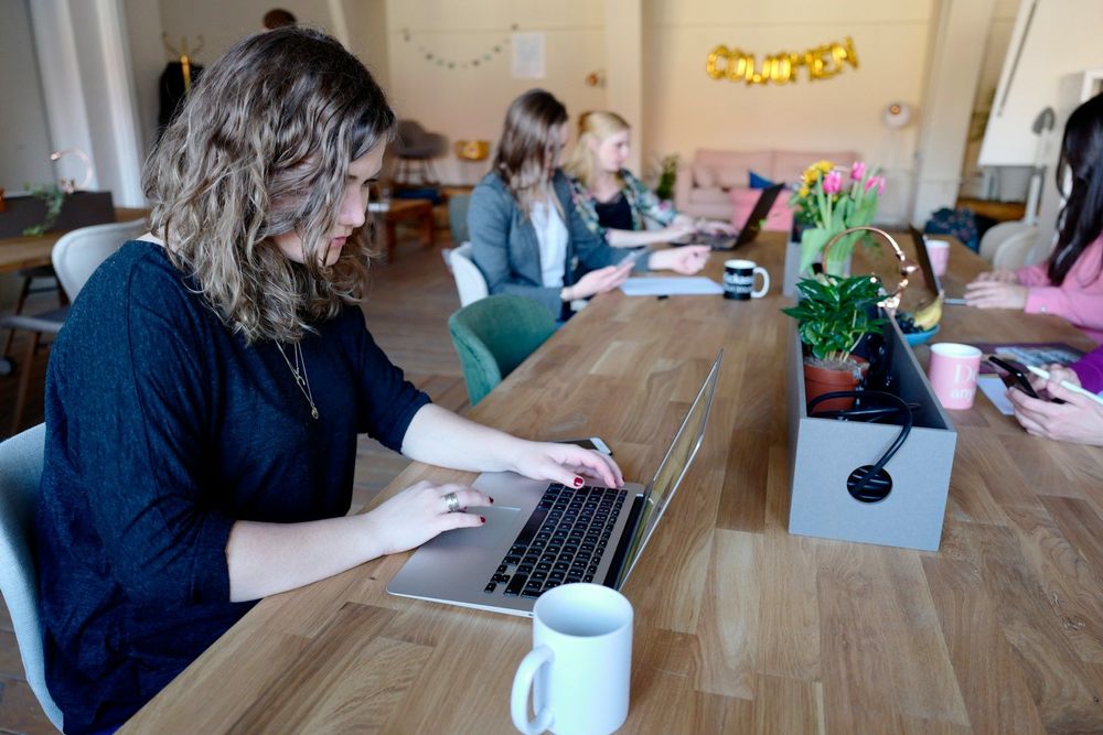 Pourquoi les femmes travaillent « gratuitement » dès ce 10 novembre 2025 selon une économiste | So Busy Girls