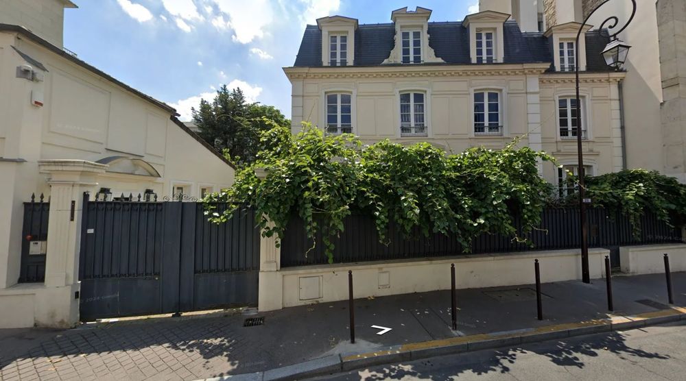 La villa de Bernard Tapie à Neuilly-sur-Seine mise aux enchères à 9 millions d’euros : un nouveau voisin pour Kylian Mbappé ? | So Busy Girls