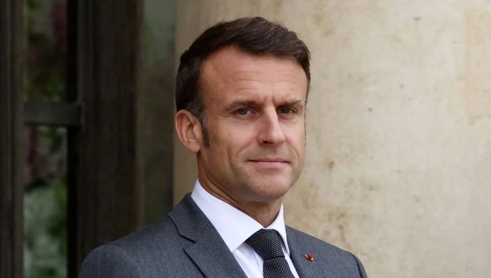Emmanuel Macron et la mystérieuse pochette rouge : un rituel quotidien au cœur du pouvoir | So Busy Girls