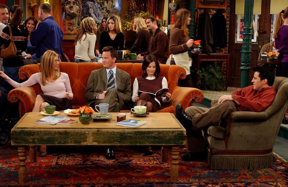 Le célèbre canapé de Friends s'installe à Paris pour fêter les 25 ans de la série | So Busy Girls