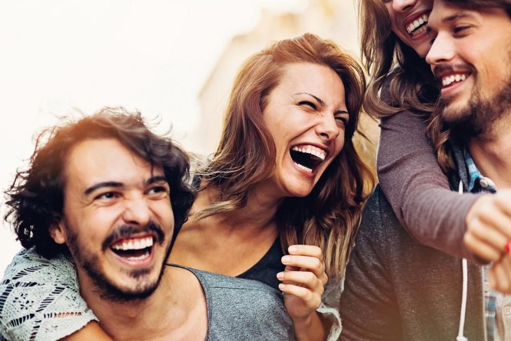Rire avec ses amis rendrait plus heureux que de se marier ou partir en vacances | So Busy Girls