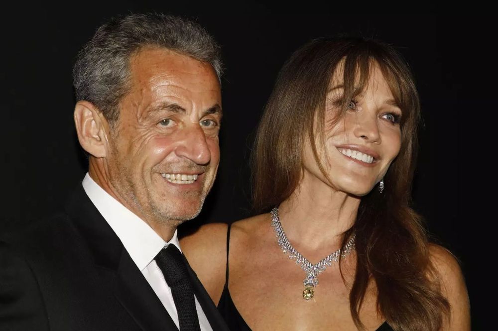 Près de 20 ans après, ce détail sur la rencontre de Carla Bruni et Nicolas Sarkozy relance toutes les conversations | So Busy Girls