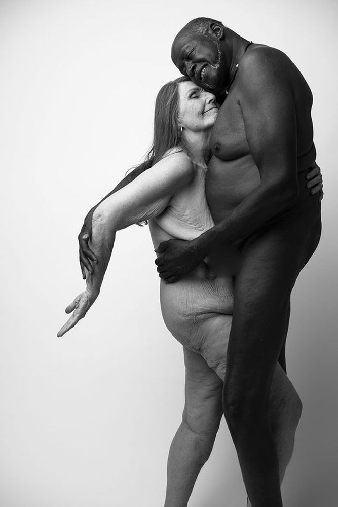 Pourquoi le portrait nu de ce couple de septuagénaires est devenu viral | So Busy Girls