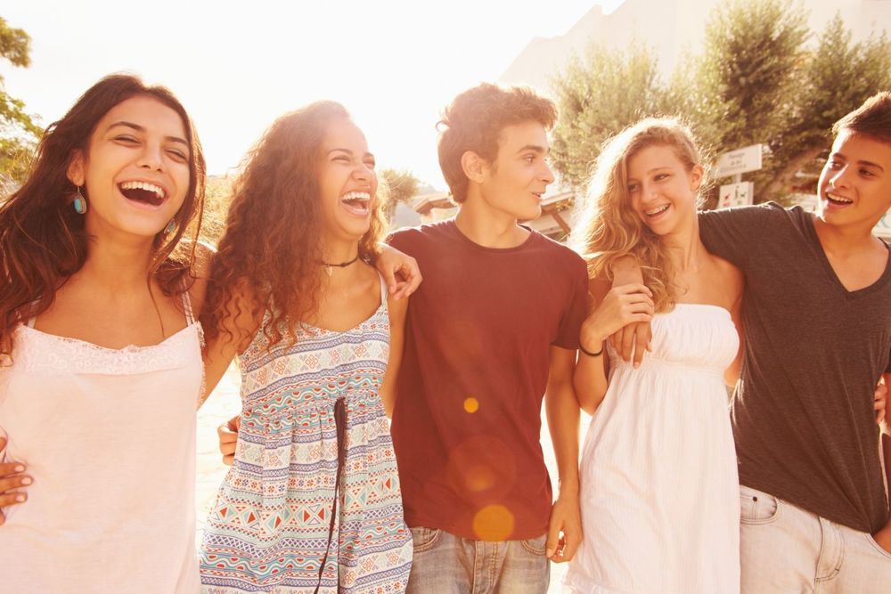 Vous aviez beaucoup d'amis quand vous étiez ado ? Bonne nouvelle : vous seriez mieux préparé à la vie de couple ! | So Busy Girls