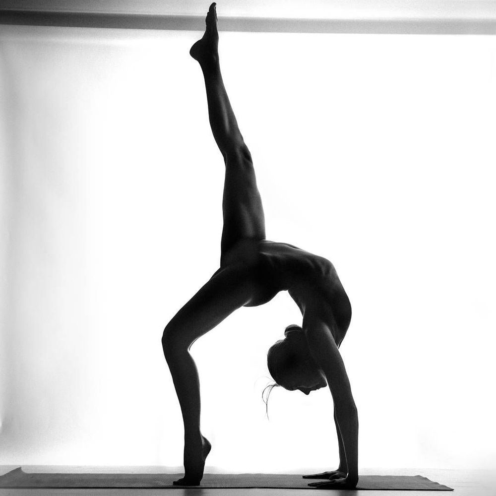 Cette jeune femme poste sur Instagram des postures de yoga qu'elle réalise nue | So Busy Girls