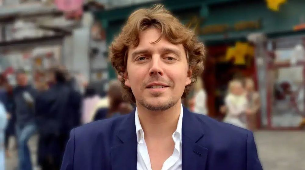 « Je ne cherche pas une mère de substitution » : Alex Vizorek se confie sur sa relation avec une femme plus âgée | So Busy Girls