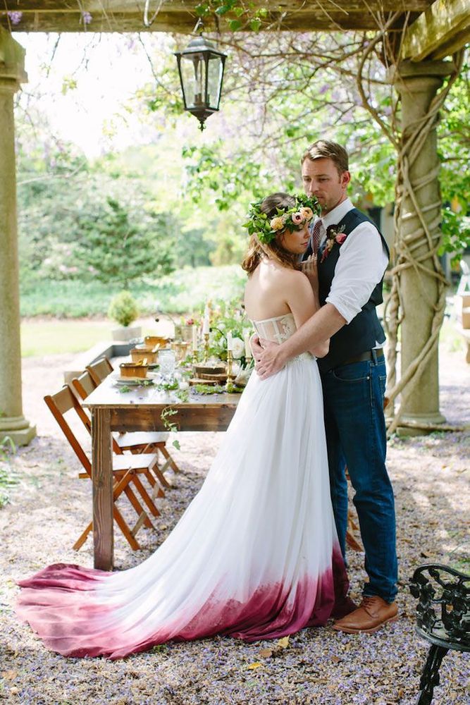 Ces robes de mariée tie and dye vont vous donner envie de vous marier en couleurs | So Busy Girls