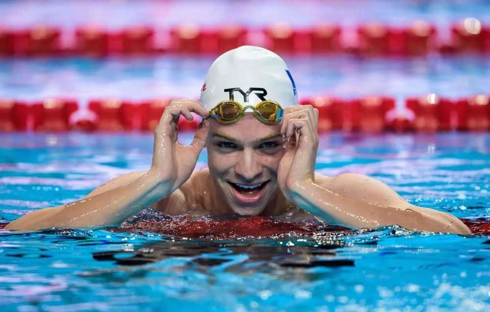 Vidéo : la remontada spectaculaire de Léon Marchand qui finit 2e du 200m 4 nages de la Coupe du monde en petit bassin à 3 dixièmes près | So Busy Girls
