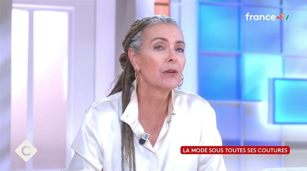 “J’ai pas fait exprès” : Carole Bouquet révèle la surprenante raison de son changement de look | So Busy Girls