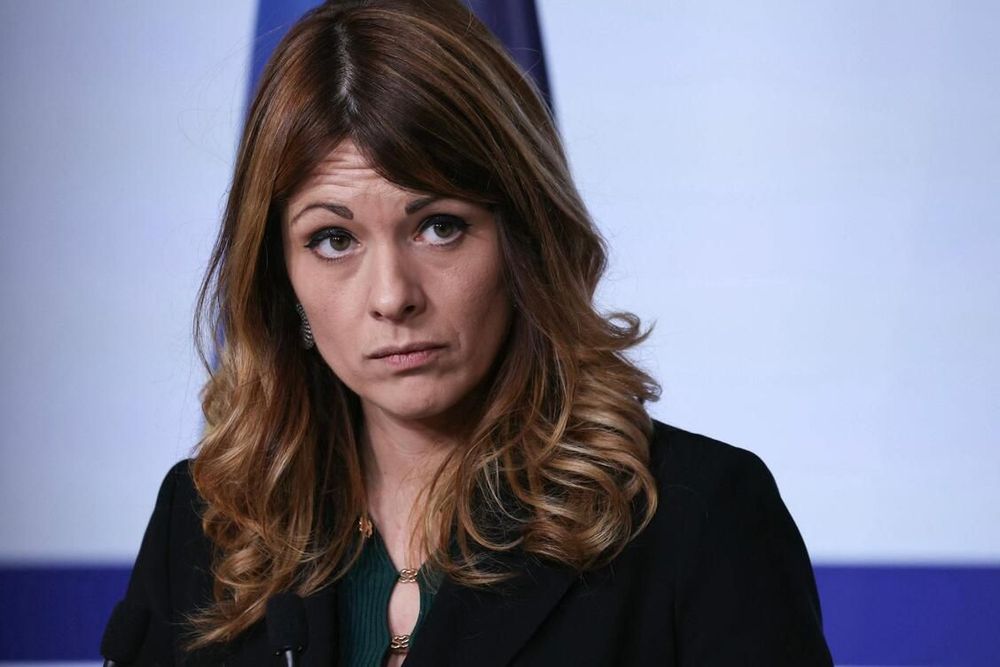 Face aux journalistes, Maud Bregeon révèle ce qu’Emmanuel Macron a vraiment dit sur les « extrêmes » en conseil des ministres | So Busy Girls